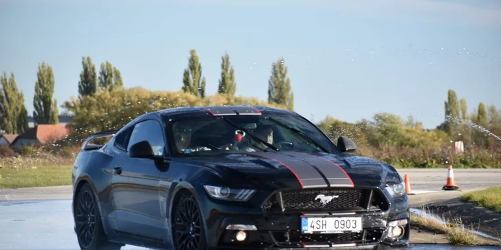 Exkluzivní škola smyku: jízdy ve voze Ford Mustang 5.0 GT na profi polygonu