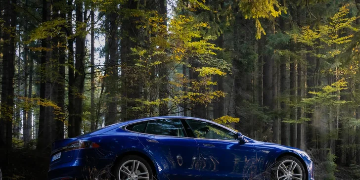 20–50 min. za volantem Tesly Model S 90D včetně instruktáže