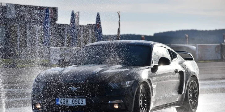Exkluzivní škola smyku: jízdy ve voze Ford Mustang 5.0 GT na profi polygonu