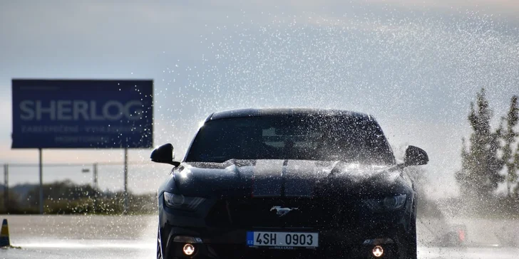 Exkluzivní škola smyku: jízdy ve voze Ford Mustang 5.0 GT na profi polygonu