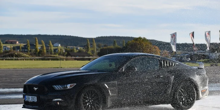 Exkluzivní škola smyku: jízdy ve voze Ford Mustang 5.0 GT na profi polygonu
