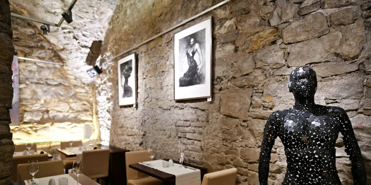 3chodové menu pro dva: kuřecí nebo hovězí steak, restaurace přímo na Staroměstském nám.