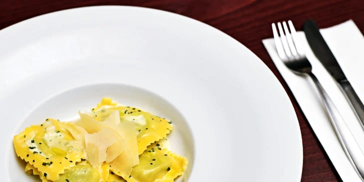 3chodové menu pro dva: kuřecí nebo hovězí steak, restaurace přímo na Staroměstském nám.