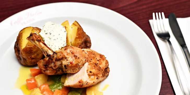 3chodové menu pro dva: kuřecí nebo hovězí steak, restaurace přímo na Staroměstském nám.