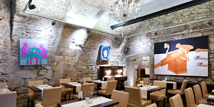 3chodové menu pro dva: kuřecí nebo hovězí steak, restaurace přímo na Staroměstském nám.