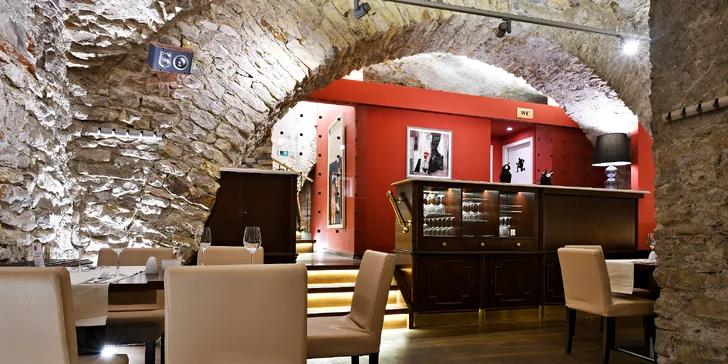 3chodové menu pro dva: kuřecí nebo hovězí steak, restaurace přímo na Staroměstském nám.