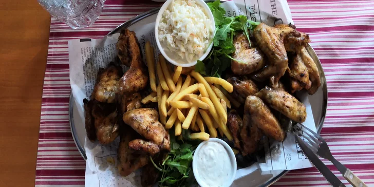 1 kg BBQ kuřecích křidýlek a k tomu hranolky, coleslaw a bylinkovo-česnekový dip