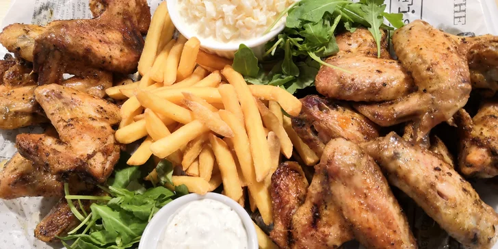 1 kg BBQ kuřecích křidýlek a k tomu hranolky, coleslaw a bylinkovo-česnekový dip