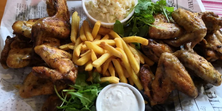 1 kg BBQ kuřecích křidýlek a k tomu hranolky, coleslaw a bylinkovo-česnekový dip