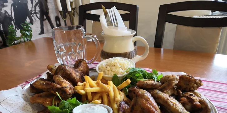 1 kg BBQ kuřecích křidýlek a k tomu hranolky, coleslaw a bylinkovo-česnekový dip