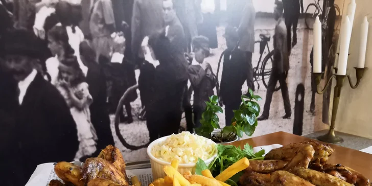 1 kg BBQ kuřecích křidýlek a k tomu hranolky, coleslaw a bylinkovo-česnekový dip
