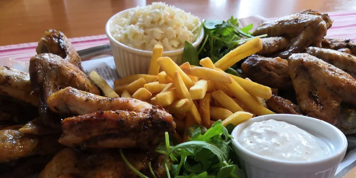 1 kg BBQ kuřecích křidýlek a k tomu hranolky, coleslaw a bylinkovo-česnekový dip