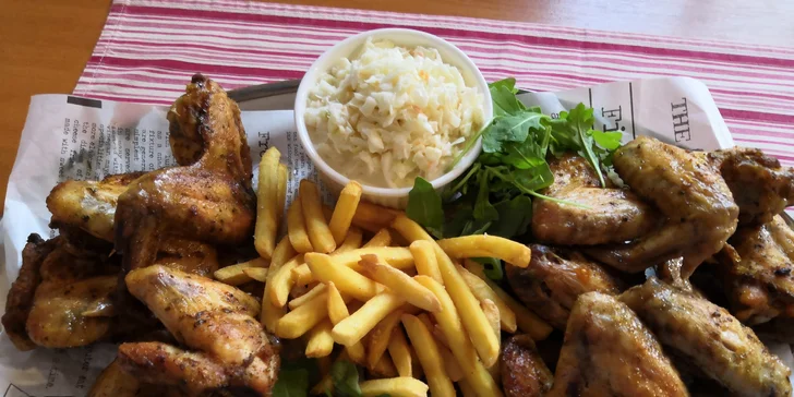 1 kg BBQ kuřecích křidýlek a k tomu hranolky, coleslaw a bylinkovo-česnekový dip