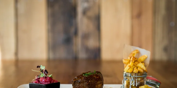 300 g Konfitované hovädzie rebrá + 180 g zemiakové hranolky
