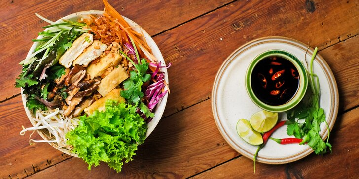 Vietnamská polévka nebo nudle a závitky podle výběru pro 1 i 2 osoby