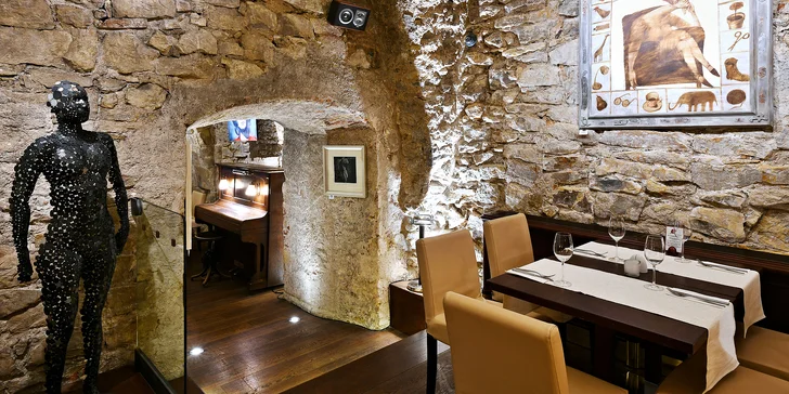 3chodové menu pro dva: kuřecí nebo hovězí steak, restaurace přímo na Staroměstském nám.