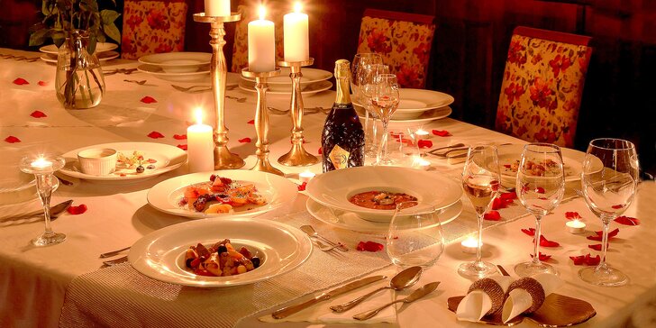 5chodová večeře při svíčkách a s přípitkem: husí jatýrka i kachní prsíčka, carpaccio a panna cotta