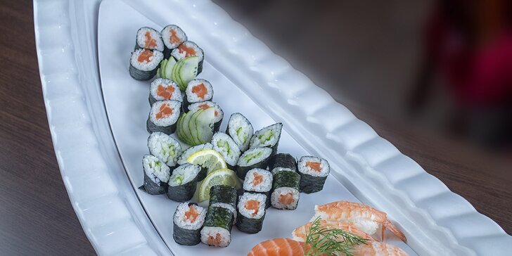 Sushi sety s lososem, krevetami i avokádem: 30 nebo 40 ks a pikantní polévka
