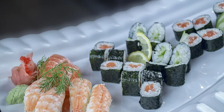 Sushi sety s lososem, krevetami i avokádem: 30 nebo 40 ks a pikantní polévka