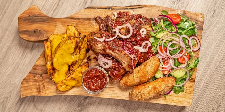 Grill menu pro 2: vepřová žebra, pečené brambory, bagetky, salát i Pepsi a sklenička BBQ omáčky jako dárek