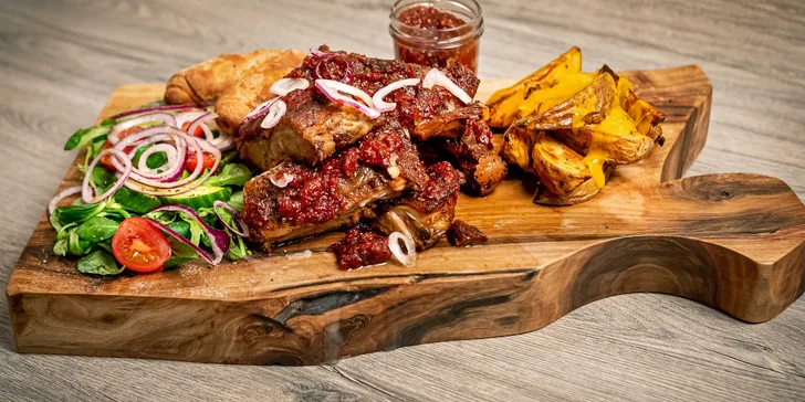 Grill menu pro 2: vepřová žebra, pečené brambory, bagetky, salát i Pepsi a sklenička BBQ omáčky jako dárek
