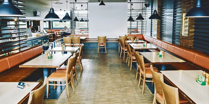 Nabušené burger menu v Potrefené Huse: bulka s trhaným vepřovým a volským okem včetně příloh