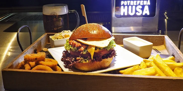 Nabušené burger menu v Potrefené Huse: bulka s trhaným vepřovým a volským okem včetně příloh