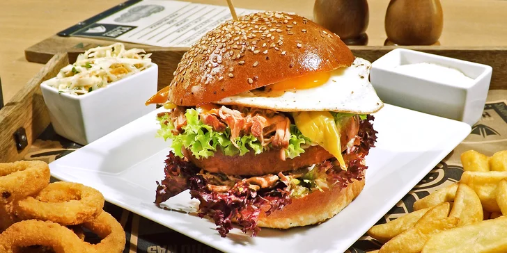 Nabušené burger menu v Potrefené Huse: bulka s trhaným vepřovým a volským okem včetně příloh