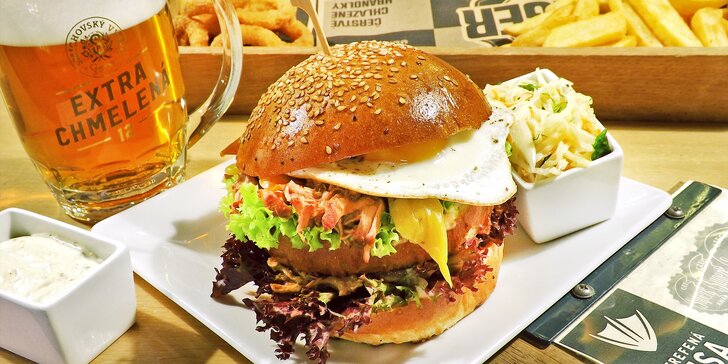 Nabušené burger menu v Potrefené Huse: bulka s trhaným vepřovým a volským okem včetně příloh