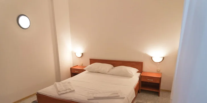 V apartmáne nájdete manželskú posteľ a dve samostatné lôžka.