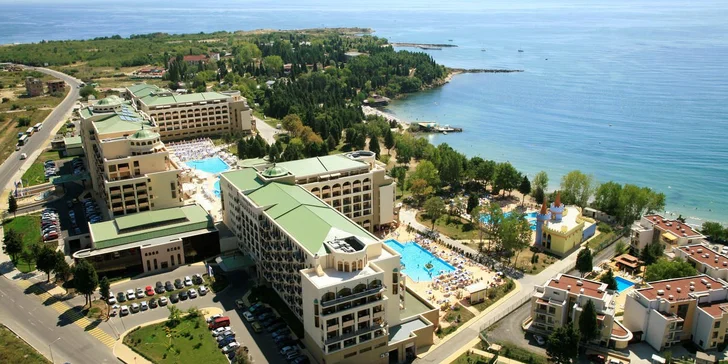 Relaxovat tu můžete jak na pláži, tak ve stínu nádherných stromů.