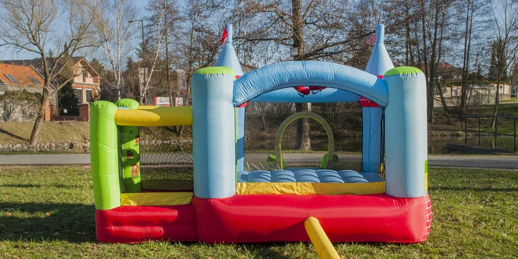Hrad si půjčíte v 10:00 a vrátíte ho do 9:00 dalšího dne. 