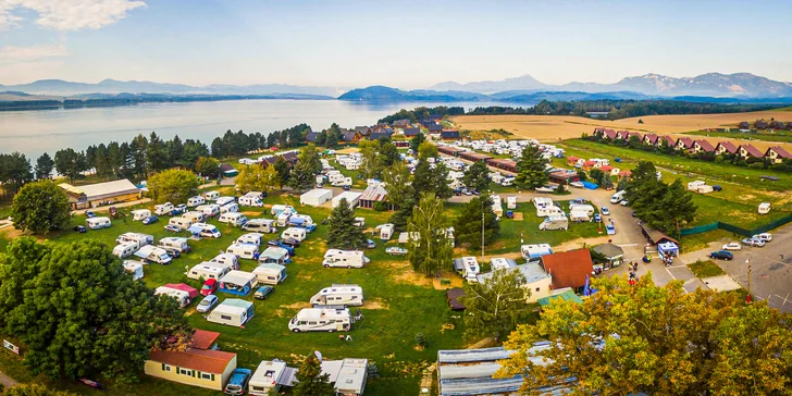 Dovolená ve stanu, karavanu či glampingu na Liptovské Maře: vodní kola, kajaky, kids zóna