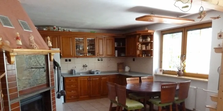 V prízemí je kuchyňa (chladnička, kanvica, mikrovlnka, kuchynský riad) spolu so spoločenskou miestnosťou.