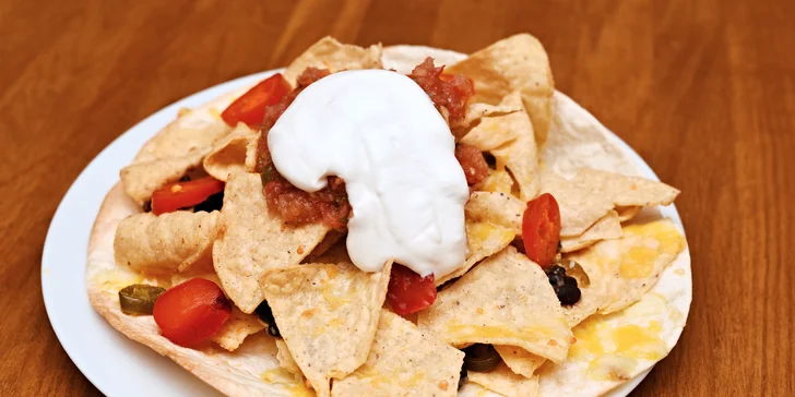 Ochutnáte třeba nachos s domácí salsou a zakysanou smetanou.