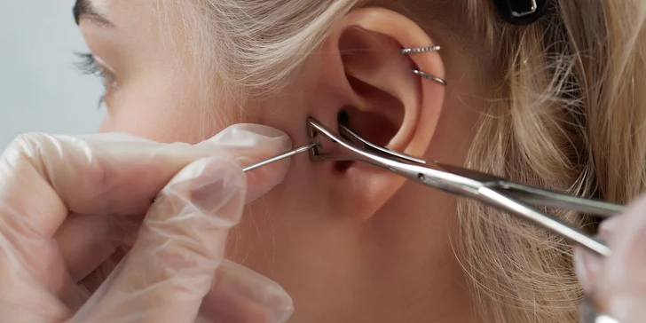 Píchnutí až 3 piercingů nebo náušnic s výběrem šperku v centru Brna