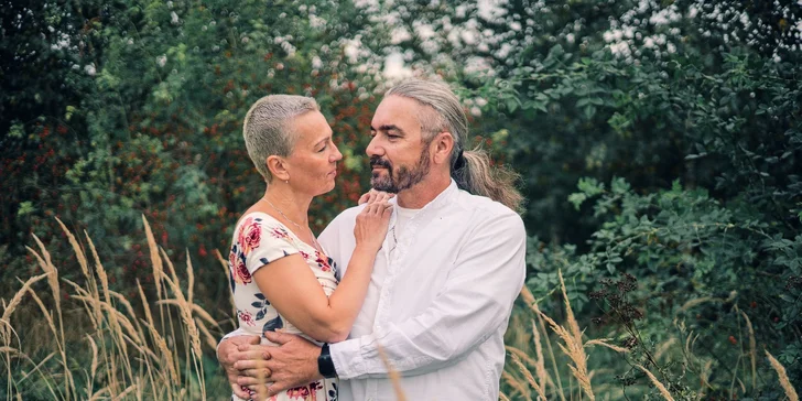 Vyfotit se můžete také v páru a v nabídce fotografky najdete i speciální balíčky s welcome drinkem, úpravou účesu a líčením.