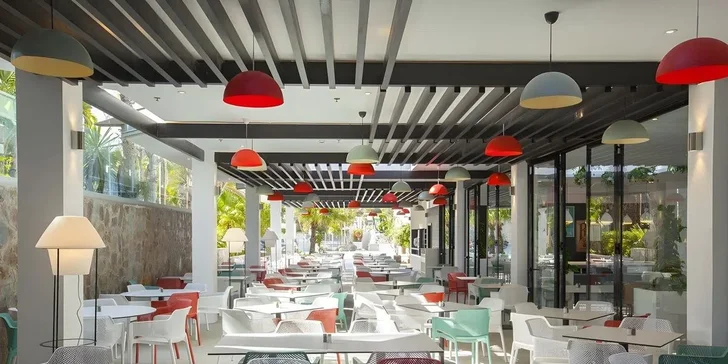  Snídaně, obědy a večeře si užijete ve formě bohatých bufetů v hlavní restauraci.