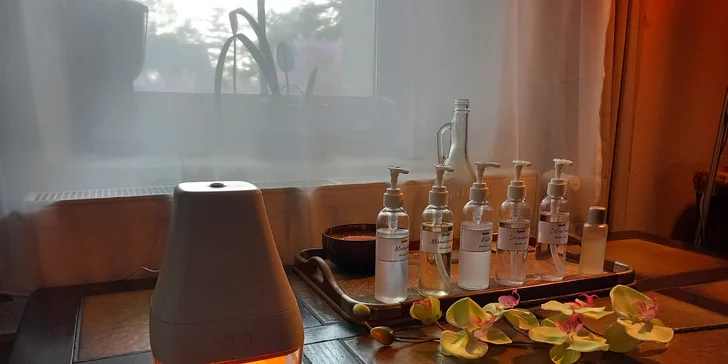 Masáž je navíc spojena s aromaterapií v podobě aromadifuzéru se solnými krystaly a olejem dle výběru.