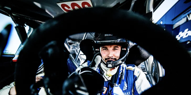 Vaším spolujezdcem bude Pavel Valoušek, několikanásobný mistr ČR i Slovenska v rally. 