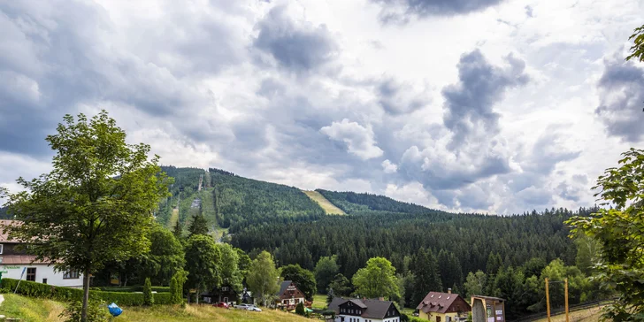 Nebo se vypravit pěšky či na kole po některé další z turistických tras.