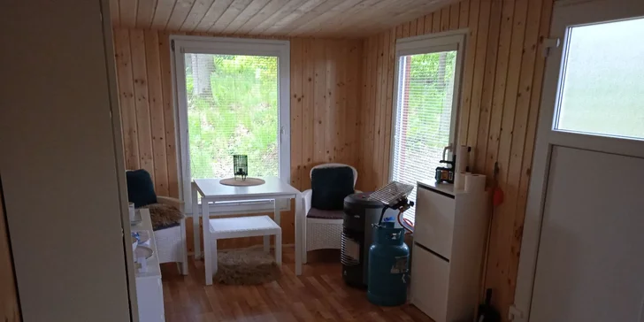 Nechýba riad (taniere, hrnčeky, poháre, príbory, lyžice, nože) a stolný gril na drevené uhlie (uhlie k dispozícii). Ďalej nechýbajú powerbanky, plynové kachle, plynový varič.