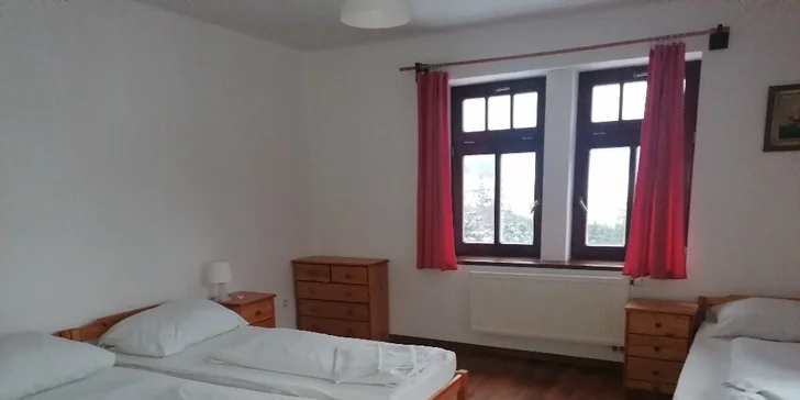 Pokoje i apartmány jsou jednoduše ale účelně zařízené.