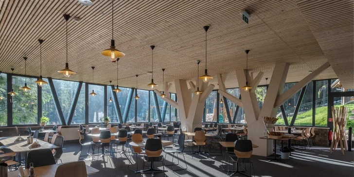 Restaurace se nachází v hlavní budově.
