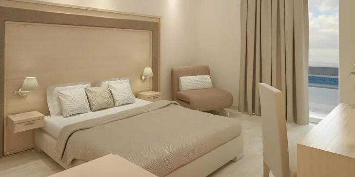 Bydlet budete v elegantním Laguna Holiday Resortu****, který leží na okraji přírodní rezervace u jezera Antinioti.