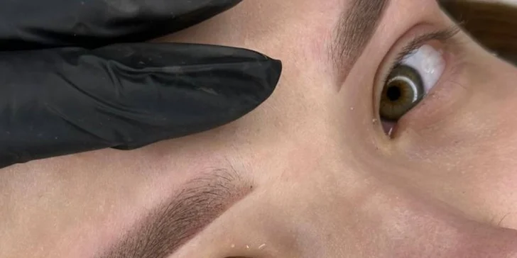 Obočí je zvýrazněno pudrovou technikou, kde ke slovu opět přichází jemné stínování.