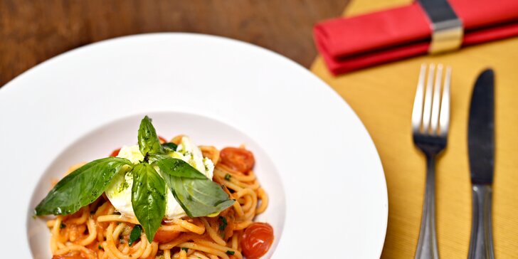 Pravé italské menu pro dva: rybí polévka nebo carpaccio, steak z tuňáka či hovězí a další dobroty