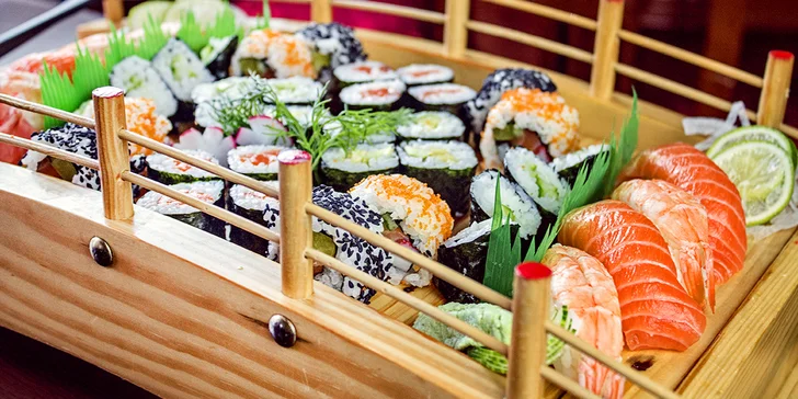 Sushi sety s lososem, krevetami i avokádem: 30 nebo 40 ks a pikantní polévka