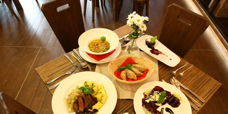 4chodové menu v restauraci s výhledem na Lysou horu: kachní prsa nebo pstruh i lahev vína