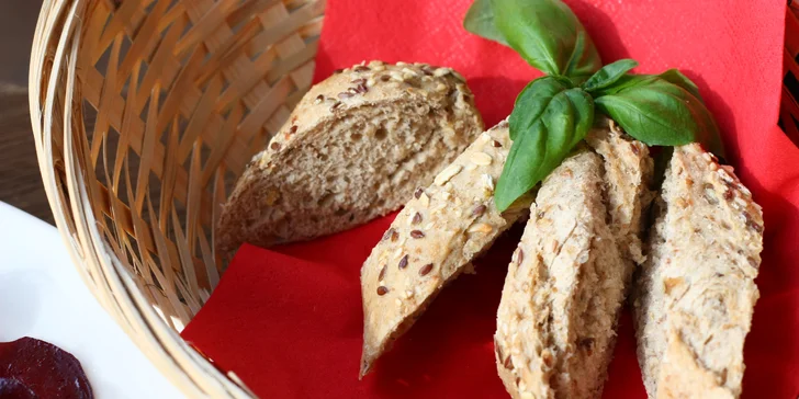 4chodové menu v restauraci s výhledem na Lysou horu: kachní prsa nebo pstruh i lahev vína
